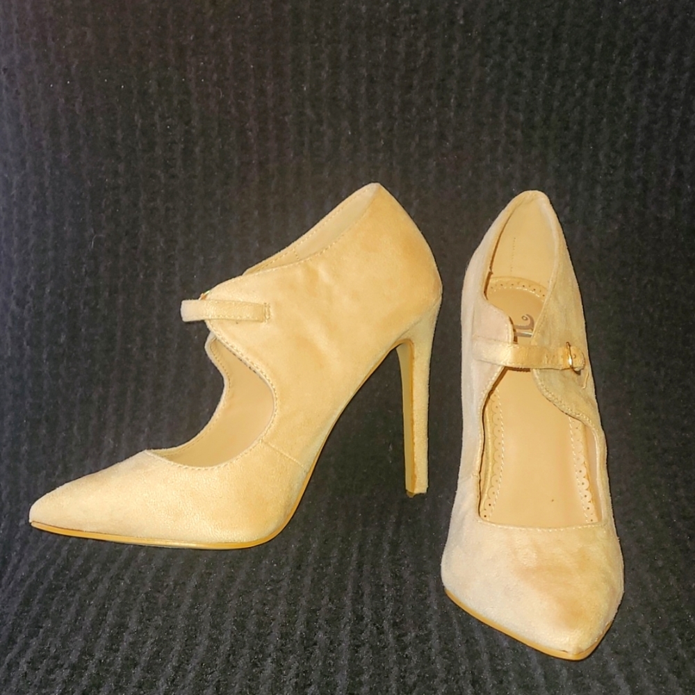 New(no box/tags) suede heels
